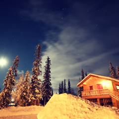 Vollmond und sternenklare Nacht in Jämtland. Im Hintergrund unsere Ferienwohnung Härbre.