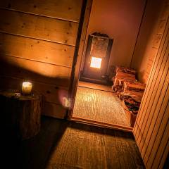 Den Tag in der Holzofen-Sauna ausklingen lassen