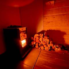 Das Brennholz in der heißen Sauna noch aufgefüllt